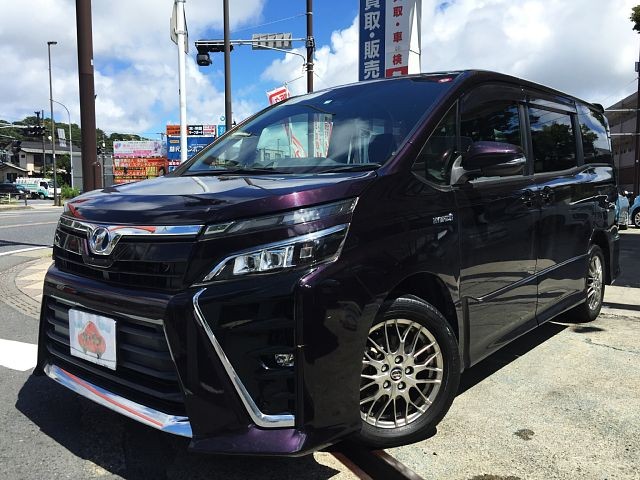 Toyota voxy hybrid 2017